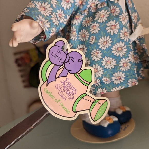 Precious Moments Doll & stand- Daisy #1458 · 1st edition w/ tag · Collectable. - Picture 6 of 6